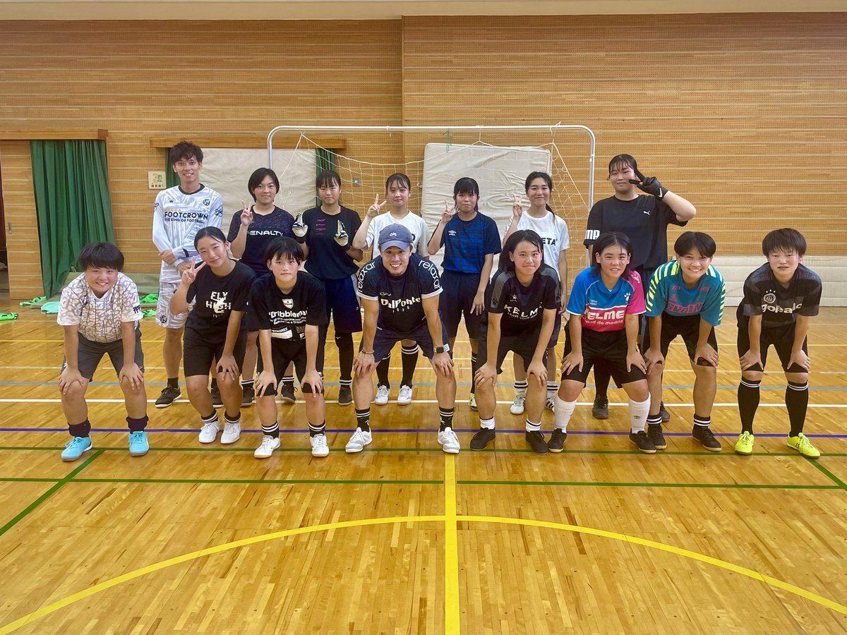 FutsalWingth's tweet photo. 【OELLアンバサダー】

大阪エンジョイレディースリーグのアンバサダー澤野亮太さん(@aminosawano31)と
神戸常盤女子高校の練習にコーチとして参加させていただきました😊

この夏で飛躍的に上手くなる彼女たちにこれからも期待です！

皆さんありがとうございました🤲✨

#女子フットサル部 https://t.co/uTCK14F1Ql