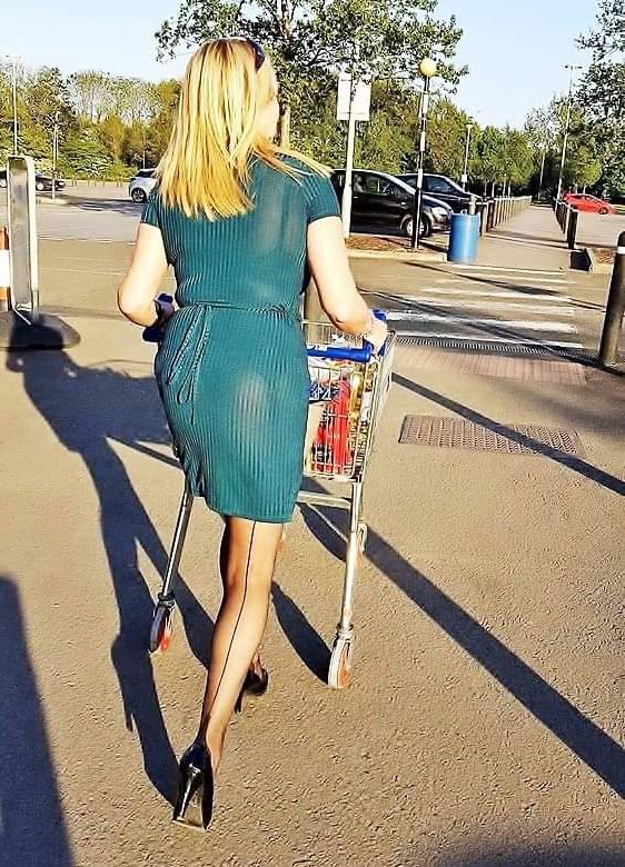AntwarriorSpain's tweet photo. -José Luis, ¿se me transparenta algo el vestido para ir de compras?
-No. https://t.co/gNBMwVSqem