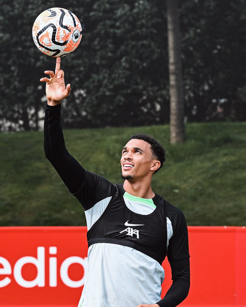 LFC's tweet photo. ⚽️↔️🏀 https://t.co/0cGBLYpIOG