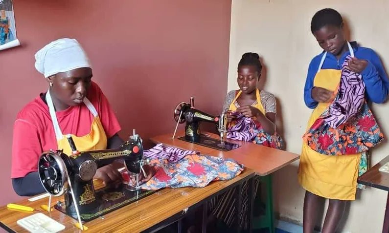 Adolescent mothers often drop out of school, struggling to find jobs due to lack of skills. We're on a mission to change this by offering tailored one-year training programs in skills. Join us in helping them! 💪🛍️ #EmpowerUganda #businessforchange 

lamarcug.org/sponsor-a-teen…
