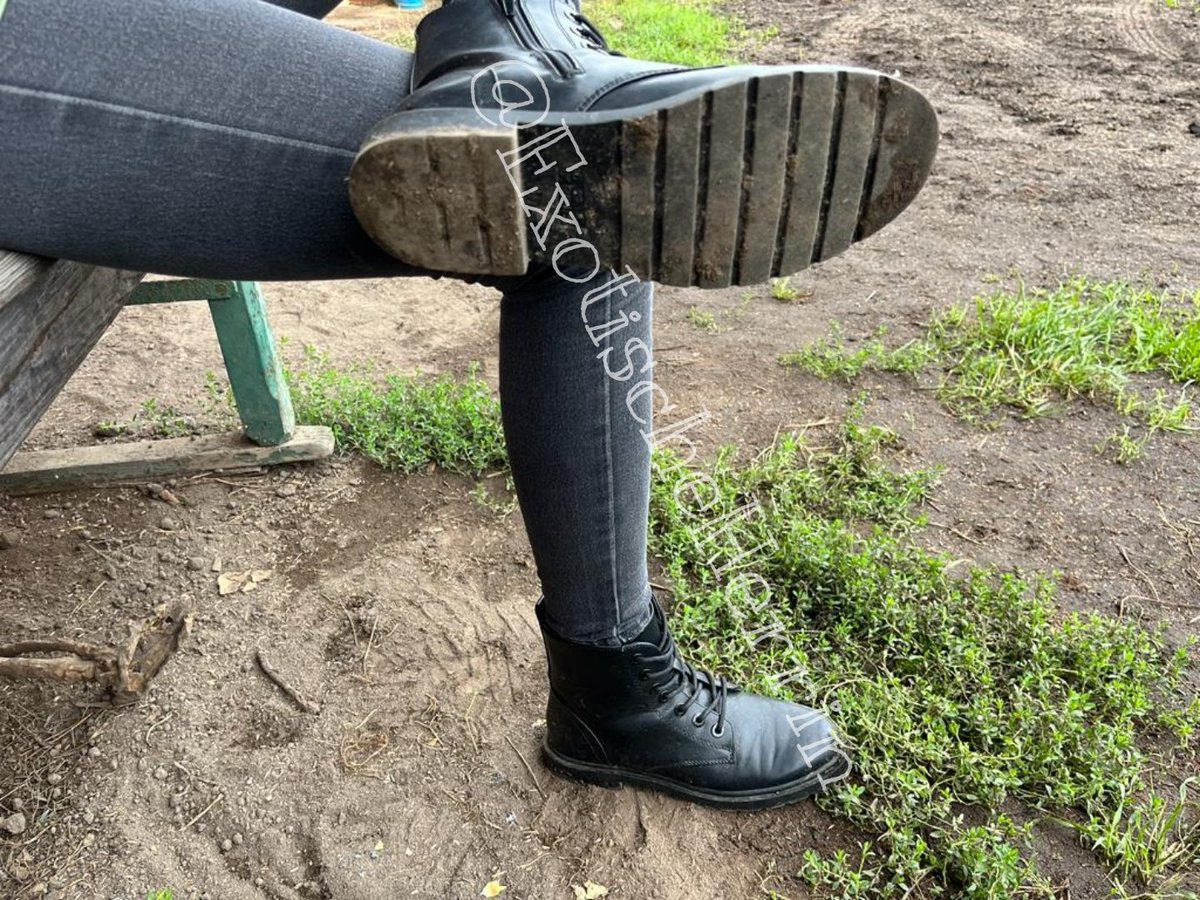 ExotischeHerrin's tweet photo. Auf die Knie - abdrücken und als Belohnung darfst du meine Sohlen säubern.🤑☝🏾
Selbstverständlich mit deiner Zunge 👅🤣

@FINmessageDE @Hurrymale @RTDoms 
@rt_promo2k @rtfindom @help_findom 
#goddess #findom #slave #RTGAME #melkung #femdom #herrin #zahlsau https://t.co/gyZ49b6ath