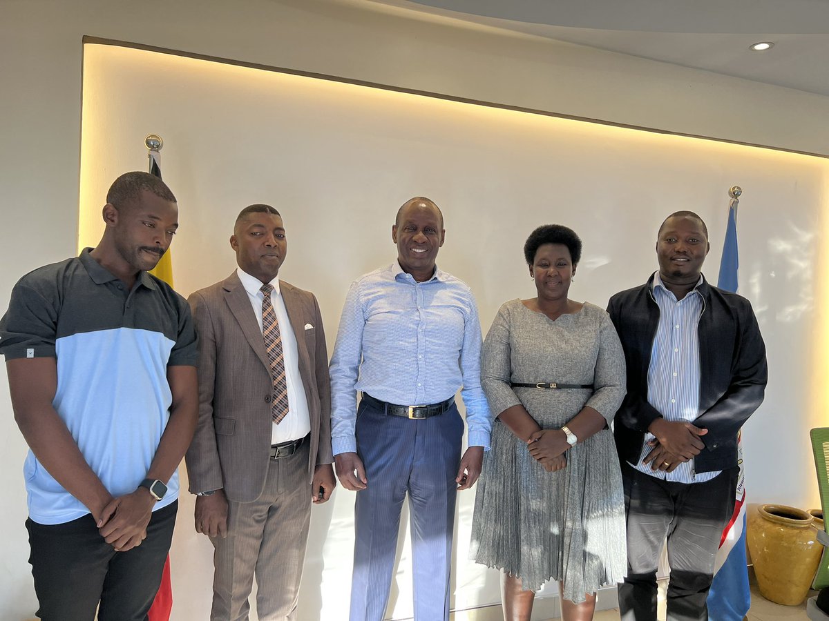 KatushabeRuth82's tweet photo. Delighted to have had a productive interaction with Hon Capt @Mukulaa the NRM Chairman Eastern Region . 
Africa is blessed with great men &amp; Women oriented by the Father of the region H.E @KagutaMuseveni the darling to majority population in Africa. https://t.co/T8UoE9BBTX