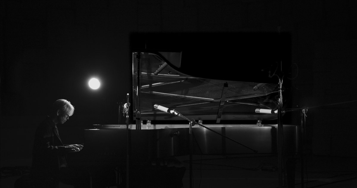 lajornadaonline's tweet photo. 'Opus', la despedida de #RyuichiSakamoto, se estrenará en el Festival de Cine de #Venecia

Sentado solo frente a un #piano de cola en un estudio austero, Ryuichi Sakamoto lleva al oyente al viaje de su vida, tocando 20 de sus #composiciones.

https://t.co/YHrZM2GvTf https://t.co/IfV0VFVbDN