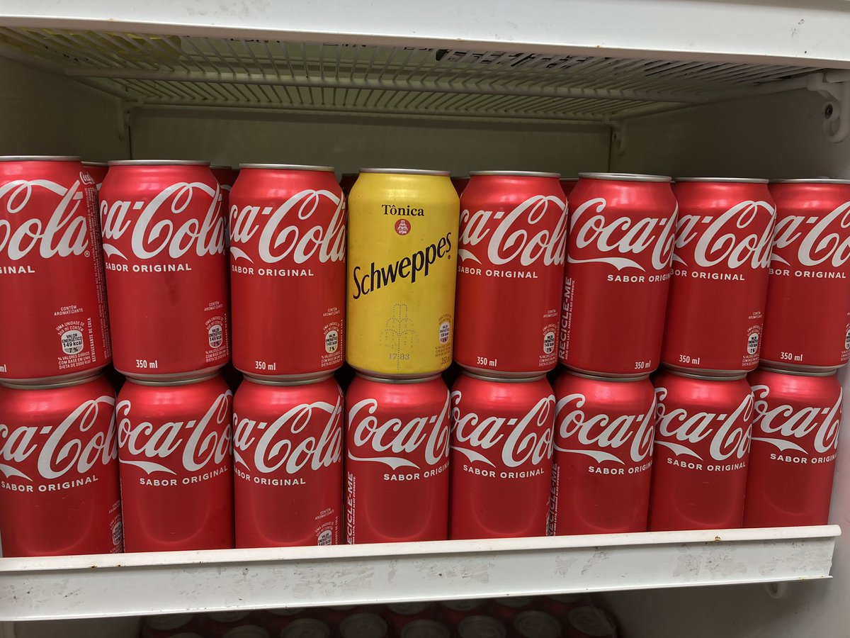 agb3003's tweet photo. fui arrumar as cocas aí tinha uma schweppes ainda, mas não sei por que isso me lembrou um grande filme do universo cinematográfico https://t.co/Yj1xXrygZo