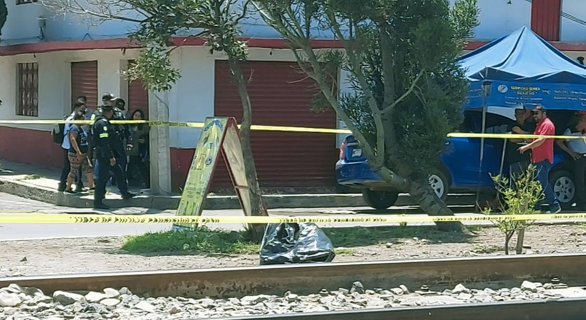 Gerardocelotl's tweet photo. Fue hallado un cadáver embolsado en El Chamizal, #Ecatepec. El cuerpo presuntamente es de una mujer. Autoridades lo trasladaron al Forense para ser identificado. 
#Edomex
#violencia
#embolsada
#Chamizal https://t.co/isDv1d9L6x