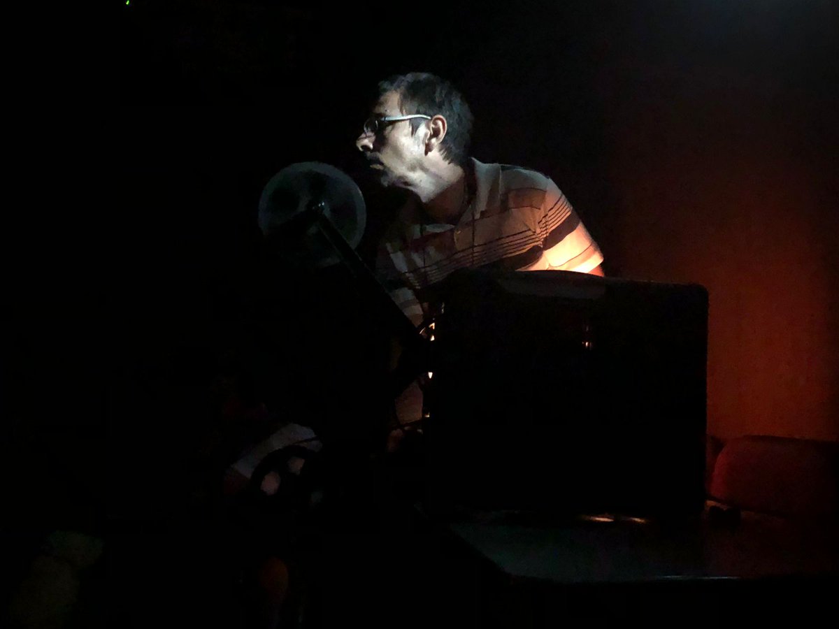 Estreia do novo cinema do Instituto de Arte e Comunicação Social da UFF com projeção 16mm e 9.5mm promovida pelo LUPA-UFF (projecionista Diogo Rembold, foto de Reinaldo Cardenuto)