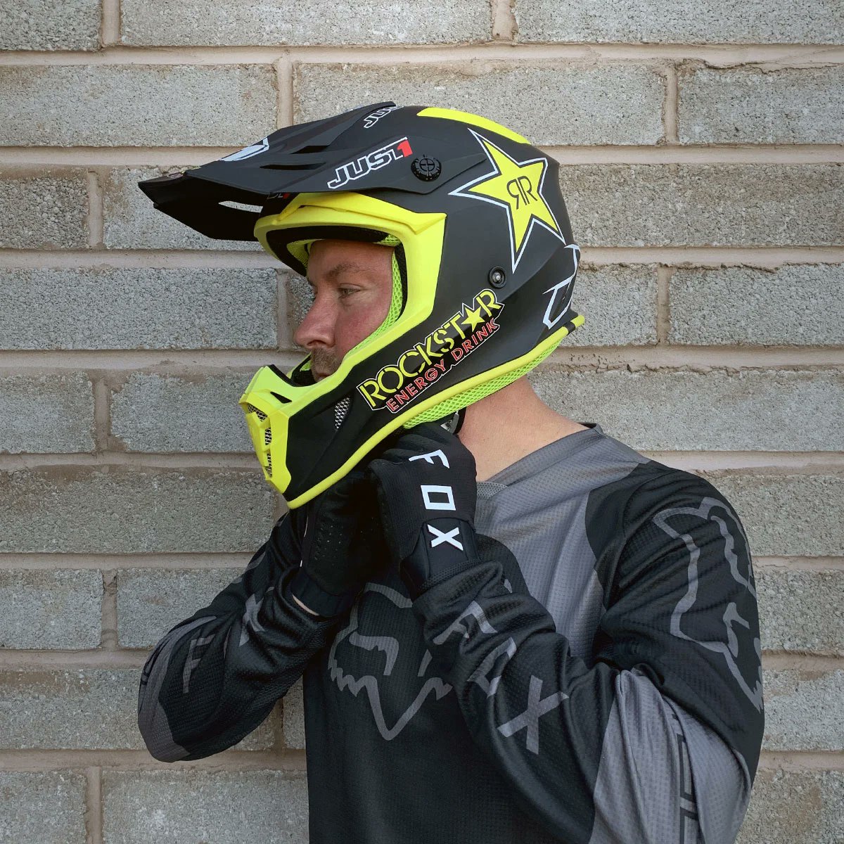 js_accessories's tweet photo. Revving up my style with the J38 Rockstar Helmet in a sleek Matt Black Yellow. Ready to hit the tracks and unleash the inner rockstar within. ๐ค๐๏ธ
#JUST1 #RockstarHelmet #RevvedUpStyle https://t.co/oCepxnetyX
