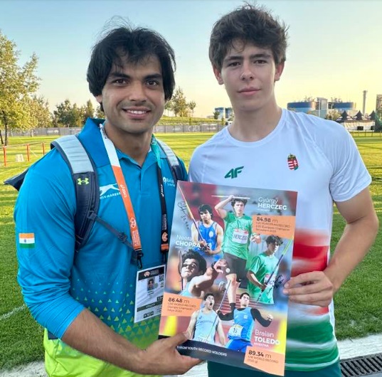 instintoamateur's tweet photo. #Atletismo #Homenaje Budapest🇭🇺

Neeraj Chopra🇮🇳 y Györgi Herczeg🇭🇺 homenajearon a  Braian Toledo #Infinito

El asiático es #CampeónOlímpico y #Mundial con 88.17m, y el europeo #RécordJuvenil

“Braian ya no está entre nosotros pero su memoria permanece en los campos de jabalina” https://t.co/Rnvh3HhVeU