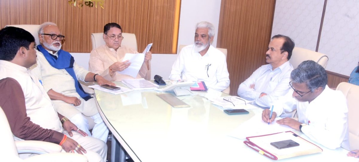 Dwalsepatil's tweet photo. नाशिक डीसीसी बँकेच्या अडचणी सोडविण्यासाठी शासन सहकार्य करेल
        
जिल्ह्याच्या अर्थकारणात सहकारी संस्थांची मातृसंस्था म्हणून बँकेची ओळख आहे. प्राथमिक विविध कार्यकारी सहकारी संस्था, दुग्ध संस्था, खरेदी-विक्री संघ, नागरी बँका, नागरी पतसंस्था, सहकारी साखर कारखाने,शेतकरी व इतर सर्व प्रकारच्या सह. संस्थांच्या उभारणीत नाशिक जिल्हा मध्यवर्ती सहकारी बँक लि.या बँकेचे योगदान मोठे राहिले आहे. शेतकऱ्यांना आर्थिकदृष्ट्या सक्षम करण्यात बँकेचा मोलाचा वाटा आहे.  शेतकरी हितासाठी बँकेच्या अडचणींवर उपाययोजना करणे आवश्यक आहे. यासाठी शासनाचे सहकार्य असेल असे आश्वस्त केले.

मंत्रालयातील दालनात आज नाशिक जिल्हा मध्यवर्ती सहकारी बँकेच्या अडचणीबाबत बैठक आयोजित करण्यात आली होती. शेतकऱ्यांना  शेती व शेतीपूरक कामासाठी  बँकेचे सहकार्य मोठे राहिले आहे. त्यामुळे बँकेच्या अडचणीवर सकारात्मक निर्णय घेणे आवश्यक आहे. बँकेच्या अडचणींवर काय उपाययोजना करता येतील याबाबतचा सुधारित आराखडा पुढील एक महिन्यात शासनाकडे सादर करावा असे निर्देश दिले.

वाढती थकबाकी, एनपीएत तोटा यामुळे सध्या नाशिक डीसीसी बँक अडचणीत आली आहे. बँकेच्या या अडचणी दूर करण्यासाठी  नाबार्डने सुद्धा काय उपाययोजना करणे शक्य होईल याबाबत मार्गदर्शन करावे, असे आवाहनही   बैठकीत केले.

यावेळी विधानसभा उपाध्यक्ष मा.नरहरी झिरवाळ,अन्न व नागरी पुरवठा मंत्री मा.छगन भुजबळ, सार्वजनिक बांधकाम (सार्वजनिक उपक्रम) मंत्री मा. दादाजी भुसे, खासदार हेमंत गोडसे ,आमदार हिरामण खोसकर, सहकार विभागाचे अपर मुख्य सचिव राजेश कुमार, दूरदृश्य प्रणालीद्वारे सहकार आयुक्त अनिल कवडे, नाबार्डचे जनरल मॅनेजर रश्मी दरक, संबंधित अधिकारी उपस्थित होते.
@Narhari_Zirwal @ChhaganCBhujbal @dadajibhuse