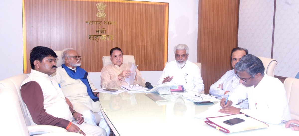 Dwalsepatil's tweet photo. नाशिक डीसीसी बँकेच्या अडचणी सोडविण्यासाठी शासन सहकार्य करेल
        
जिल्ह्याच्या अर्थकारणात सहकारी संस्थांची मातृसंस्था म्हणून बँकेची ओळख आहे. प्राथमिक विविध कार्यकारी सहकारी संस्था, दुग्ध संस्था, खरेदी-विक्री संघ, नागरी बँका, नागरी पतसंस्था, सहकारी साखर कारखाने,शेतकरी व इतर सर्व प्रकारच्या सह. संस्थांच्या उभारणीत नाशिक जिल्हा मध्यवर्ती सहकारी बँक लि.या बँकेचे योगदान मोठे राहिले आहे. शेतकऱ्यांना आर्थिकदृष्ट्या सक्षम करण्यात बँकेचा मोलाचा वाटा आहे.  शेतकरी हितासाठी बँकेच्या अडचणींवर उपाययोजना करणे आवश्यक आहे. यासाठी शासनाचे सहकार्य असेल असे आश्वस्त केले.

मंत्रालयातील दालनात आज नाशिक जिल्हा मध्यवर्ती सहकारी बँकेच्या अडचणीबाबत बैठक आयोजित करण्यात आली होती. शेतकऱ्यांना  शेती व शेतीपूरक कामासाठी  बँकेचे सहकार्य मोठे राहिले आहे. त्यामुळे बँकेच्या अडचणीवर सकारात्मक निर्णय घेणे आवश्यक आहे. बँकेच्या अडचणींवर काय उपाययोजना करता येतील याबाबतचा सुधारित आराखडा पुढील एक महिन्यात शासनाकडे सादर करावा असे निर्देश दिले.

वाढती थकबाकी, एनपीएत तोटा यामुळे सध्या नाशिक डीसीसी बँक अडचणीत आली आहे. बँकेच्या या अडचणी दूर करण्यासाठी  नाबार्डने सुद्धा काय उपाययोजना करणे शक्य होईल याबाबत मार्गदर्शन करावे, असे आवाहनही   बैठकीत केले.

यावेळी विधानसभा उपाध्यक्ष मा.नरहरी झिरवाळ,अन्न व नागरी पुरवठा मंत्री मा.छगन भुजबळ, सार्वजनिक बांधकाम (सार्वजनिक उपक्रम) मंत्री मा. दादाजी भुसे, खासदार हेमंत गोडसे ,आमदार हिरामण खोसकर, सहकार विभागाचे अपर मुख्य सचिव राजेश कुमार, दूरदृश्य प्रणालीद्वारे सहकार आयुक्त अनिल कवडे, नाबार्डचे जनरल मॅनेजर रश्मी दरक, संबंधित अधिकारी उपस्थित होते.
@Narhari_Zirwal @ChhaganCBhujbal @dadajibhuse