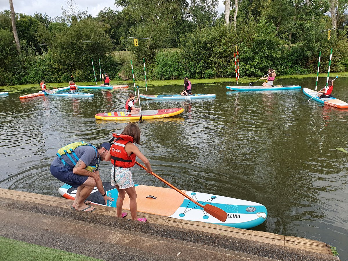 LL_Ouest's tweet photo. [SÉJOUR]
🚣‍♀️On pagaie, on pagaie !

👉Ce matin, découverte du #paddle pour les #enfants de l'#accueil de loisirs du #Bignon, en séjour près de la base de canoë-kayak de #Vertou !

#educpop #séjour #vacances #été #enfance @LeoLagrange https://t.co/9dDs1xocvu