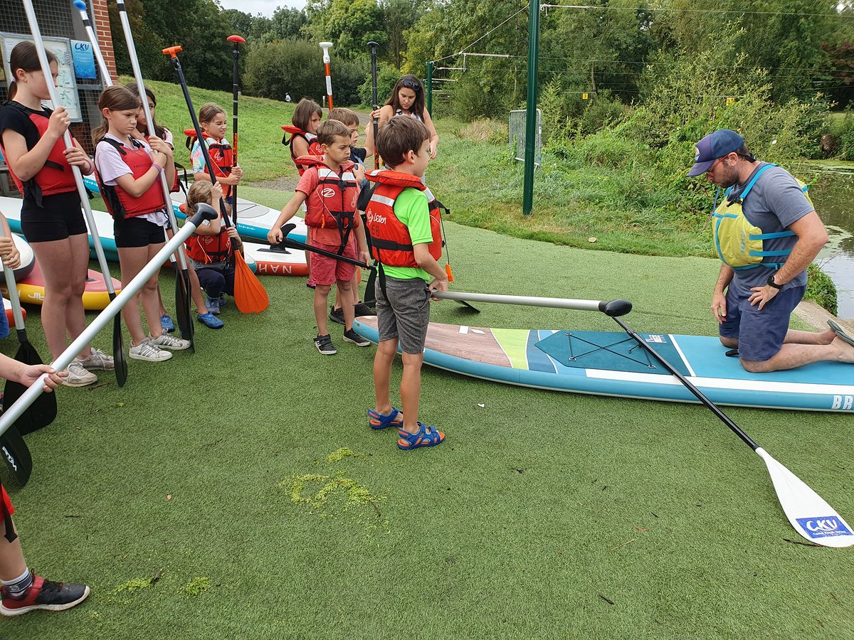 LL_Ouest's tweet photo. [SÉJOUR]
🚣‍♀️On pagaie, on pagaie !

👉Ce matin, découverte du #paddle pour les #enfants de l'#accueil de loisirs du #Bignon, en séjour près de la base de canoë-kayak de #Vertou !

#educpop #séjour #vacances #été #enfance @LeoLagrange https://t.co/9dDs1xocvu
