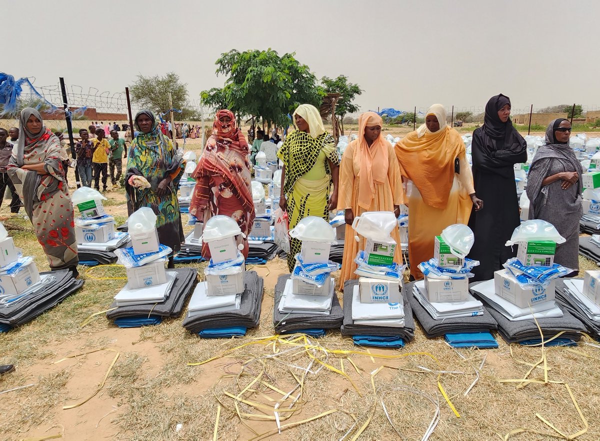 UNOCHA_Sudan's tweet photo. Families displaced by the conflict in #Sudan need supplies for:

⛺️ Shelter
🥘 Cooking
🧼 Health &amp; sanitation

🚛 @UNOCHA_Sudan facilitated a @UNHCRinSudan convoy of non-food items from Chad to West Darfur.

🤝 Local partner SORR distributed them to 300 households in Kulbus. https://t.co/jlwalDOoV8