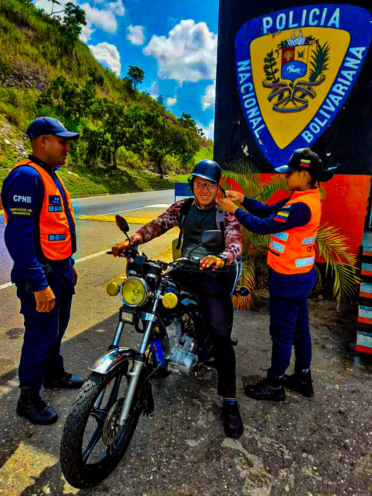 RubenSantiagoS_'s tweet photo. 🚦🪖! Ponte el casco protector y salva tú vida, por un Cojedes de mucha cultura vial y seguridad vial ¡ 🛣️🏍️

Funcionarios (as) de @transitocpnb_ continúan desplegados con el objetivo de orientar a los ciudadanos conductores motoristas, sobre el uso correcto del casco protector. https://t.co/Xl3L2fyxVr