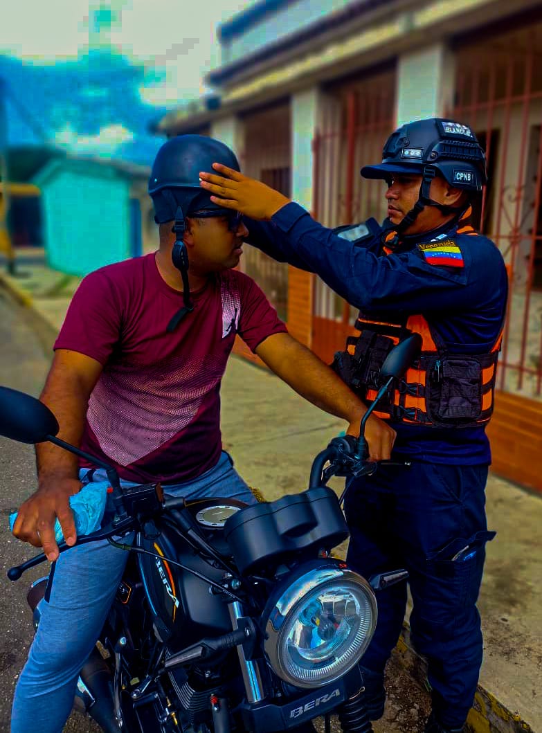 RubenSantiagoS_'s tweet photo. 🚦🪖! Ponte el casco protector y salva tú vida, por un Cojedes de mucha cultura vial y seguridad vial ¡ 🛣️🏍️

Funcionarios (as) de @transitocpnb_ continúan desplegados con el objetivo de orientar a los ciudadanos conductores motoristas, sobre el uso correcto del casco protector. https://t.co/Xl3L2fyxVr