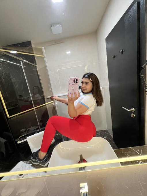 Curul meu se face tot mai mare. Cred ca e de la sexul cu abonatii mei https://t.co/HNK735XqXd