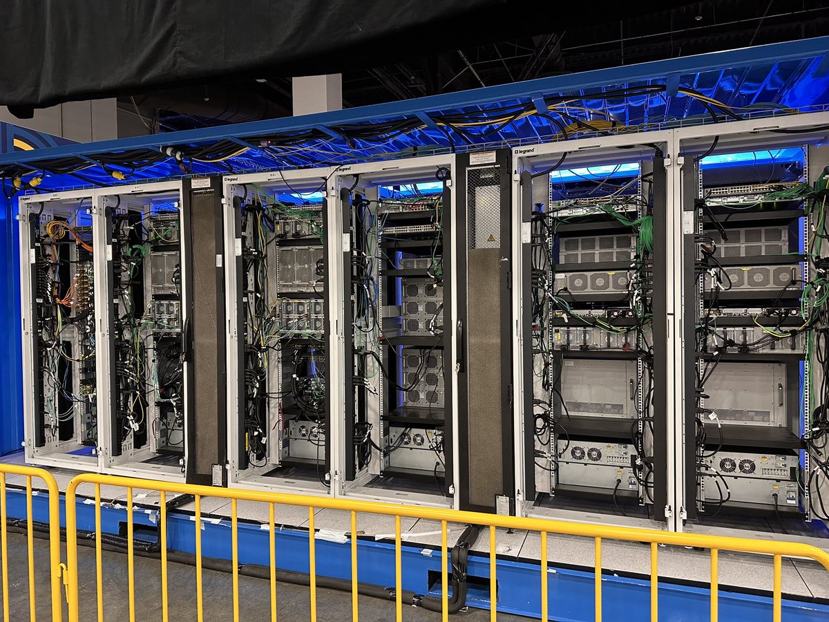 LuisOrtega_C2N's tweet image. #CiscoImpact #CiscoSMB ultimo día del congreso mas grande de ventas del mundo de IT!!!! The power of the network… el futuro… Full Stack Observability!!!!!