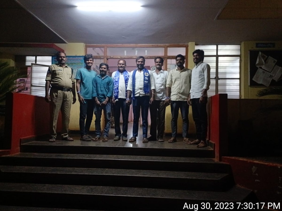 siddu_ravan's tweet photo. బహుజన్ సమాజ్ పార్టీ రాష్ట్ర కమిటీ ఆదేశాల మేరకు జంగయ్య యాదవ్ కు మద్దతుగా సూర్యాపేట కార్యక్రమానికి చేపట్టినటువంటి సమక్షంలో అధికార పార్టీ అణిచివేతలు ఆగలేక ఎక్కడికక్కడ అరెస్టు పర్వం కొనసాగిస్తున్నది సిద్దు రావణ్ ముందస్తు అరెస్టు @AnandAkash_BSP @RSPraveenSwaero @JP_LOKSATTA https://t.co/jMvp2kPNLO
