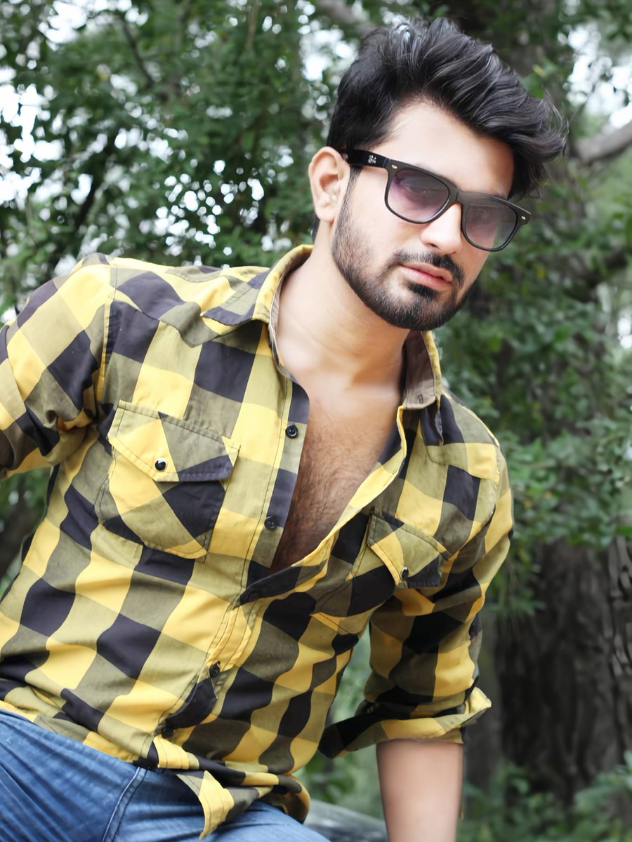 वो किसी और के खातिर हमें भूल भी जाए तो क्या,
हम भी तो भूल गए थे उनके खातिर सारा ज़माना।🥀