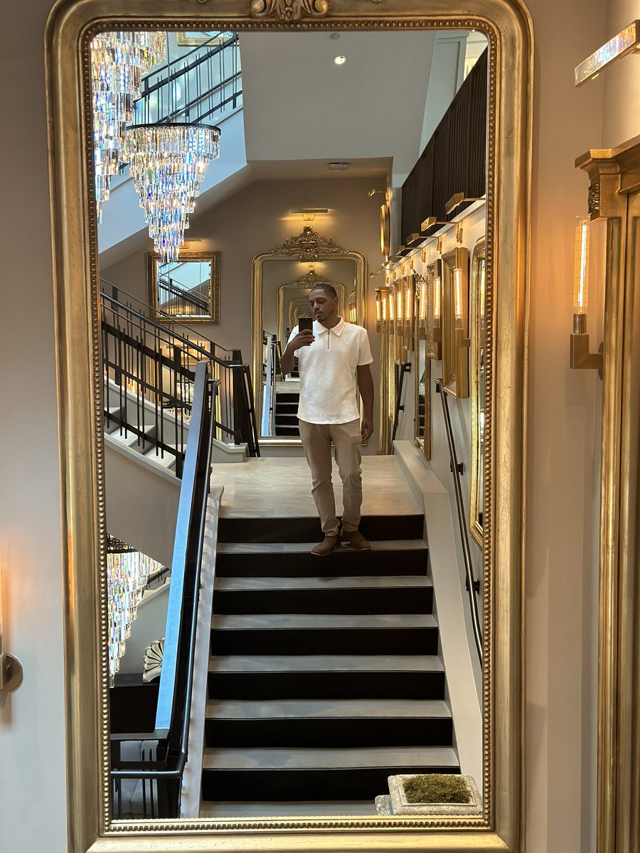 lo_okatbazz's tweet photo. Mirrors mirrors on the wall…. https://t.co/jaoSmgt7OI