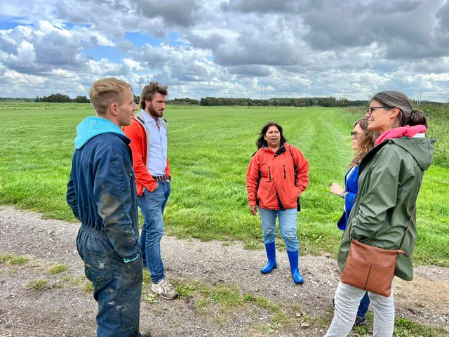 Bonen, bollen en vee. Water Natuurlijk en D66 brengen werkbezoek aan boeren in de Haarlemmermeer: Isaac Bos, Weteringbrug, akkerbouwer, strokenteelt. Rob van Haaster, Vijfhuizen, bollenteler, hyacinten. Jelle Vink, Spaarndam, melkveehouder, veenweide in NNN en agrarisch beheer.