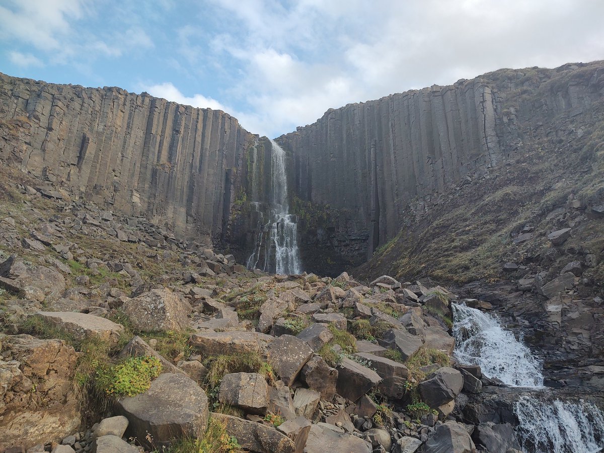 GeologistsCat's tweet photo. Simbalito on #GrandTour in #Iceland. During our #hike/#hedgewatch yesterday we visited also the #Studlagil #canyon with huge #columnarjoints & a powerful river. The columnar joints form when the #lava cools slowly. They are perpendicular to the cooling front.
Pawsome🐾
#geology https://t.co/wsZzbqJyXD