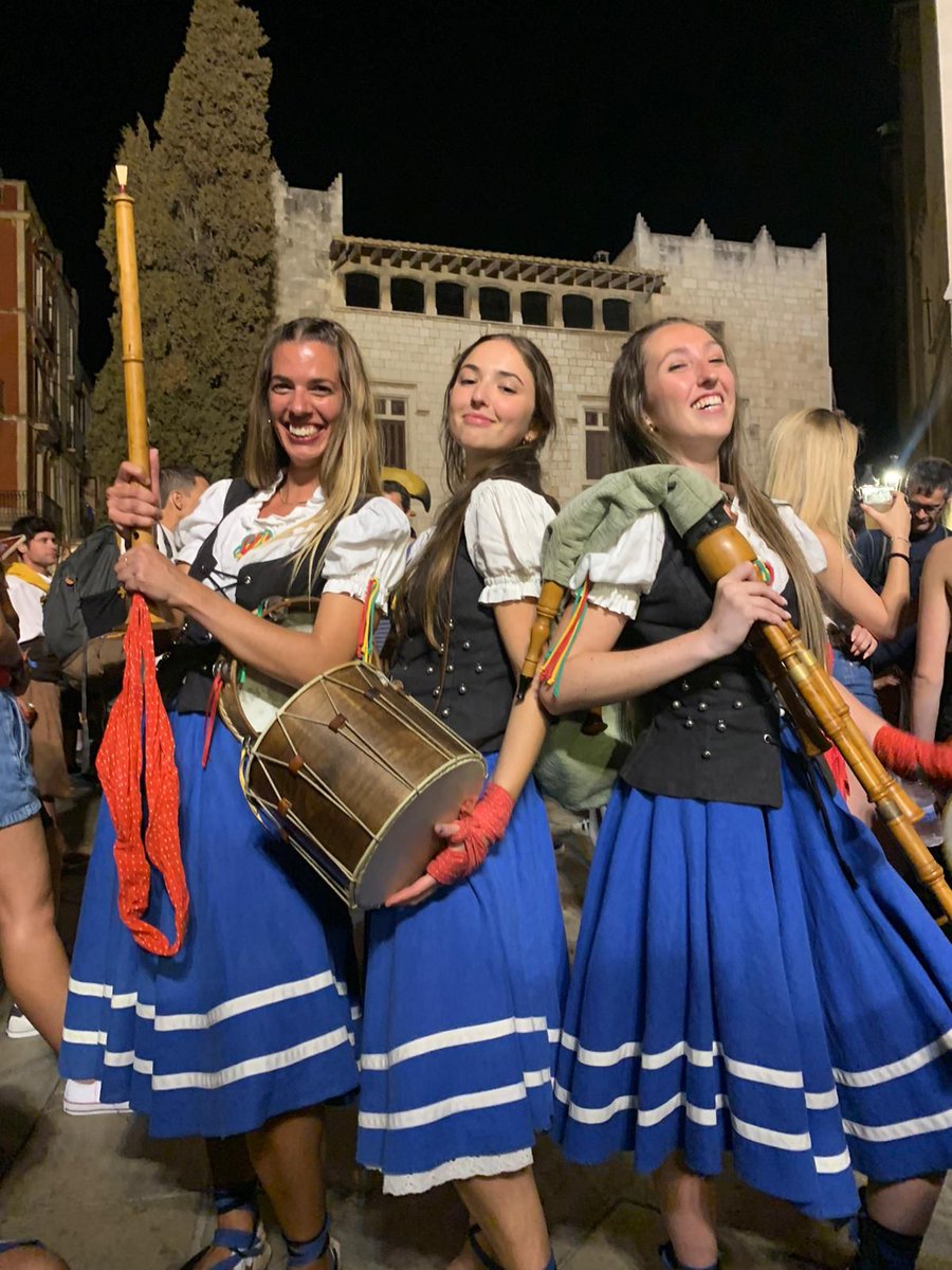 Ja tenim el relleu a punt
<a href="/PanderetesVP/">Ball de Panderetes</a>