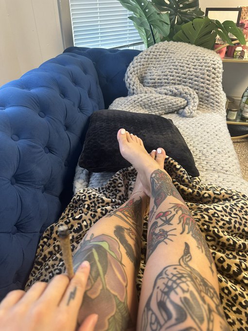 Who wants to kiss my feet while I relax? https://t.co/pQ3Yw6OQbj