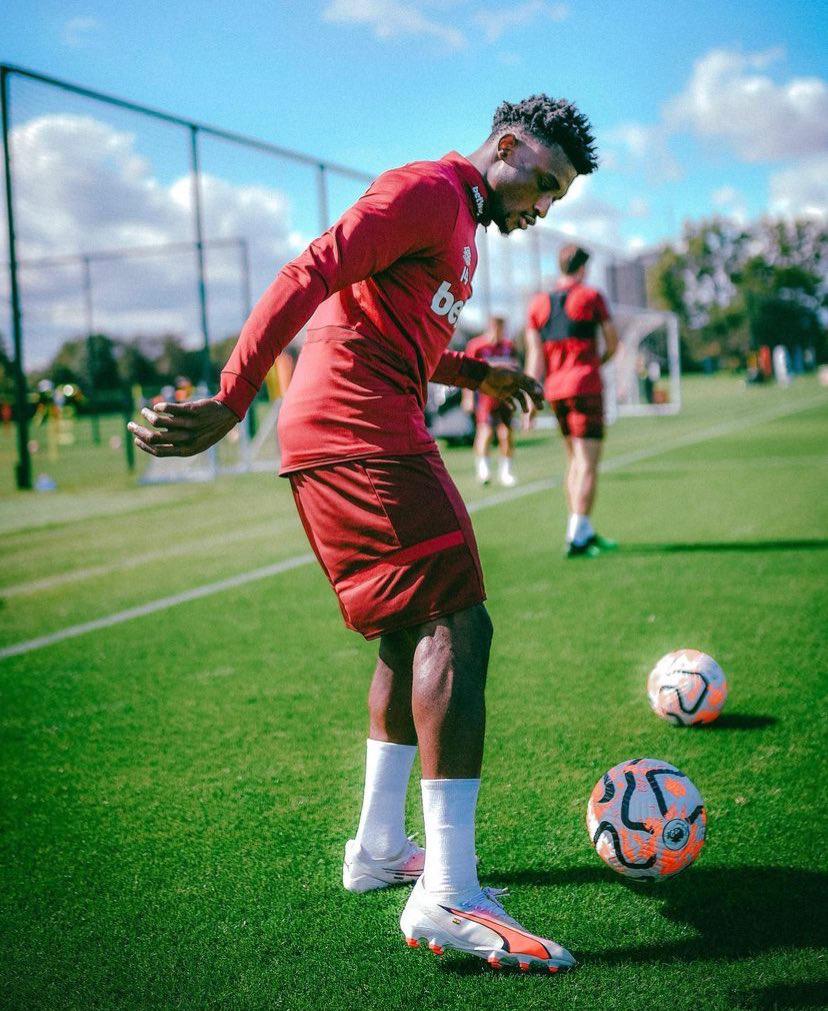 MRBAS96394361's tweet photo. the magician's first training session with his new club  West Ham United
#bazaki
#SonOfTheLight https://t.co/0l7NOt0CKu