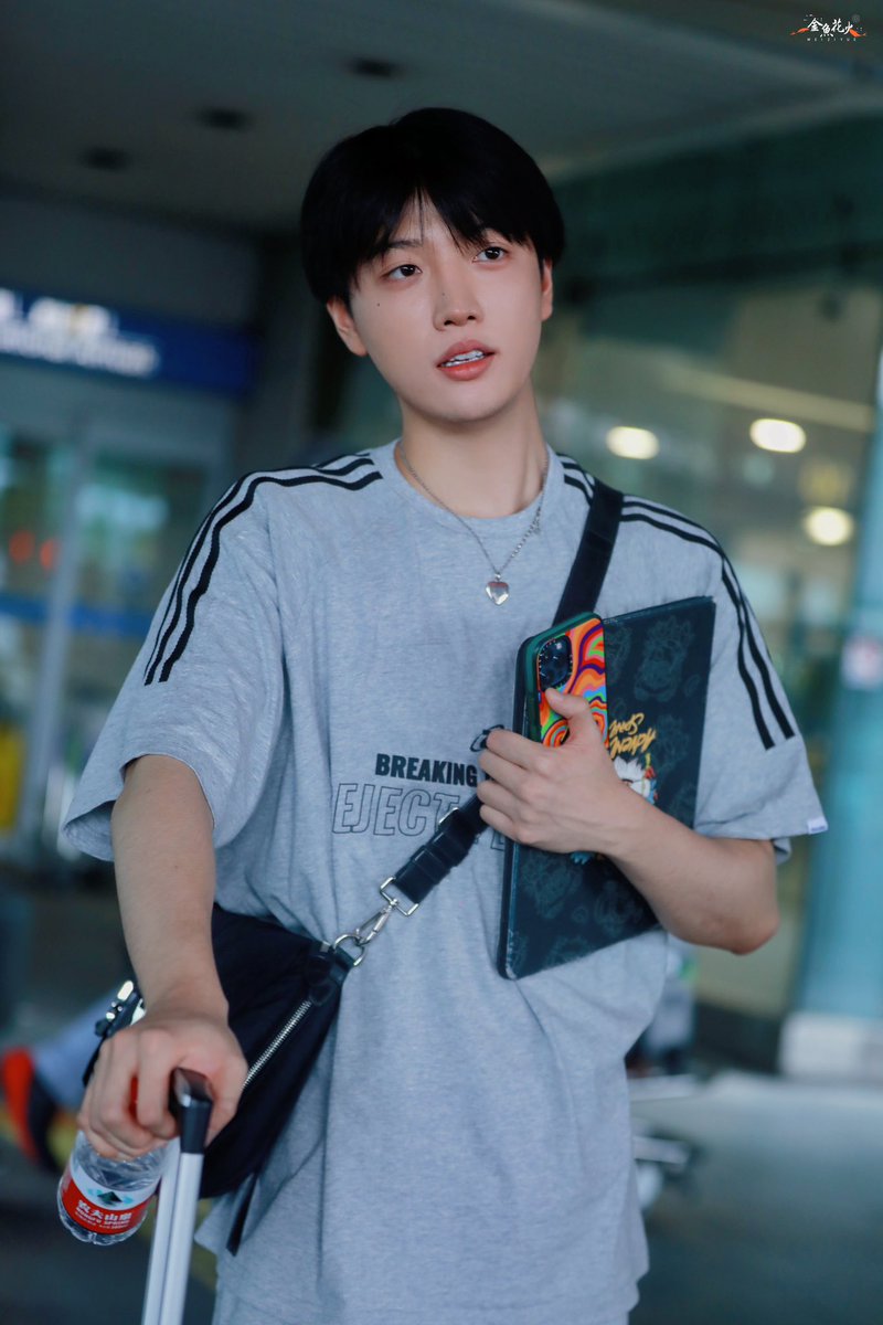kingiyohanabi's tweet photo. 230830 ICN🛬️
🤓🤓
#위자월 #WeiZiYue #ウィジャウォル https://t.co/4PGsc0cCXc