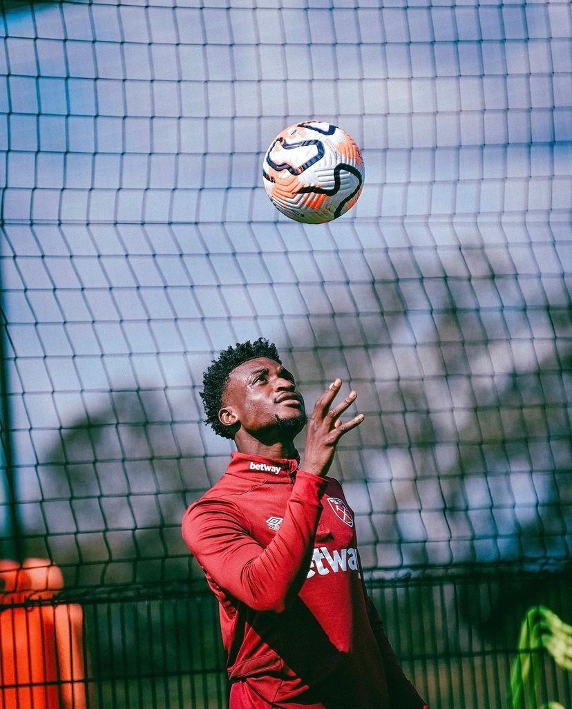 MRBAS96394361's tweet photo. the magician's first training session with his new club  West Ham United
#bazaki
#SonOfTheLight https://t.co/0l7NOt0CKu