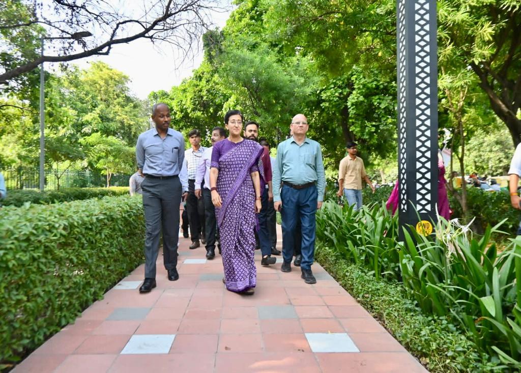 AamAadmiParty's tweet photo. ख़ूबसूरत दिल्ली ने पूरे देश का दिल जीत लिया❤️

PWD मंत्री @AtishiAAP ने G-20 की तैयारियों का जायज़ा लेने के लिए शांति वन रोड स्ट्रेच व दिल्ली गेट का निरीक्षण किया।

G20 के दौरान विदेशी मेहमानों के स्वागत के लिए सड़कों को खूबसूरत बना रही है केजरीवाल सरकार। https://t.co/wzBMzzw9sK