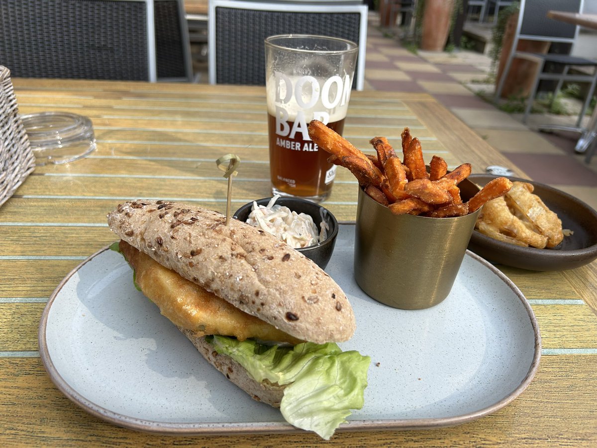 mickfox200's tweet photo. Posh fish finger sarnie for tea.. 👌😜….#doingitinstyle https://t.co/Fp3DjkpyKQ
