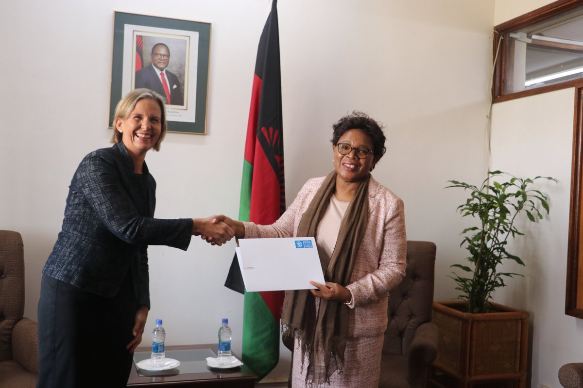 undpmalawi's tweet image. The new @undpmalawi Resident Representative @FenellaFrost has presented her Letters of Credentials to the Minister of Foreign Affairs, Hon @nancygtembo
During the presentation, the two officials also discussed on key areas to help strengthen the collaboration with Govt @UNMalawi