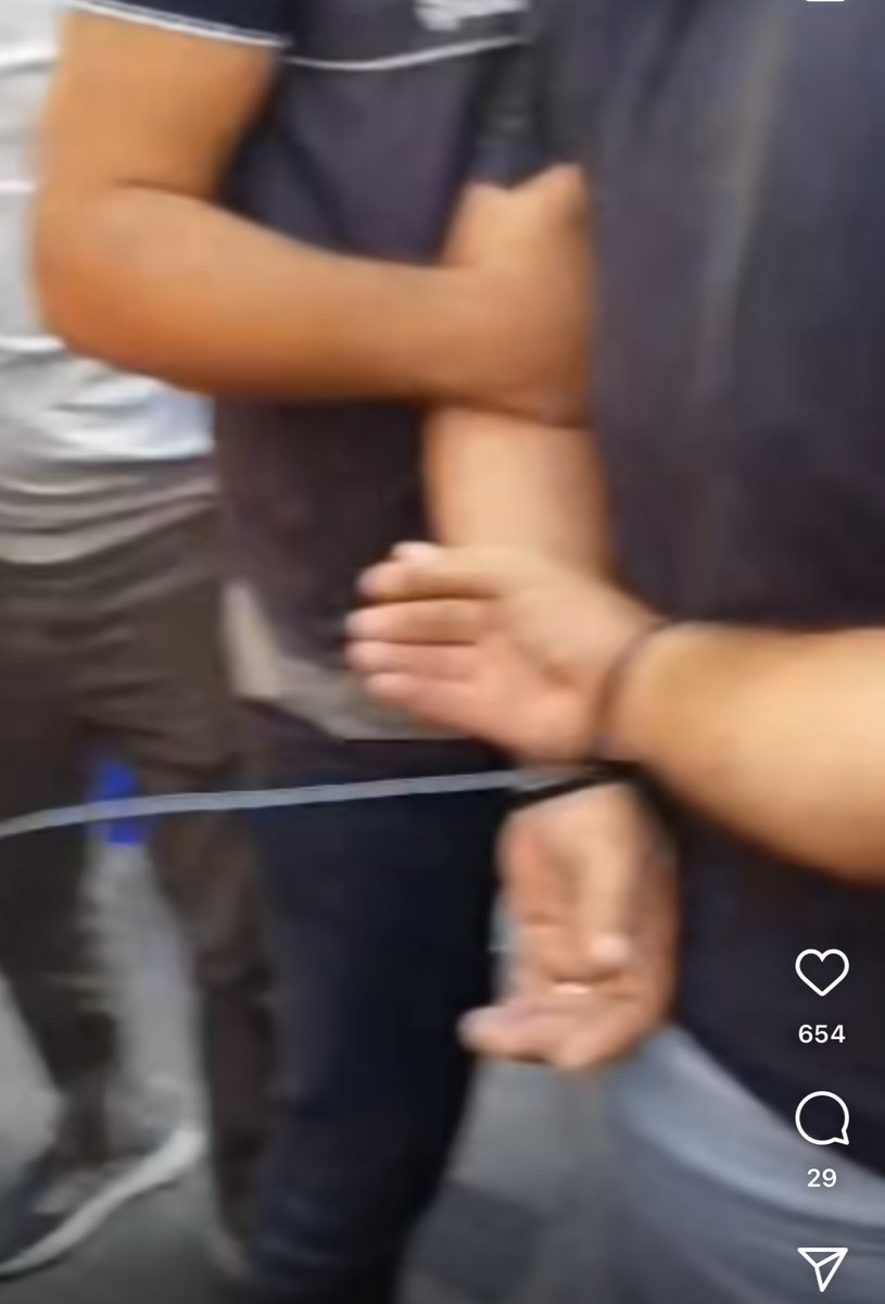 Asgari ücretle yaşamak zorunda kalan özel okul öğretmenleri sesini duyurmak istediği için ters kelepçe gözaltına alındılar! 
Korkmayın biziz Öğretmenler!
Hani şu size her şeyi öğreten insanlar! 
Yazık çok yazık!!!