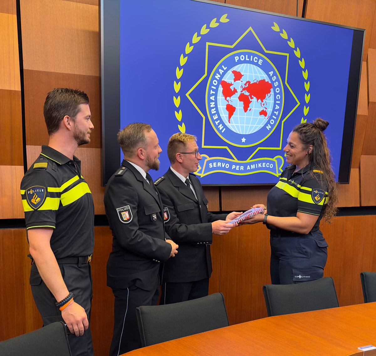 Namens IPA Nederland worden Francoise en Sander ontvangen bij de politie in Flensburg.