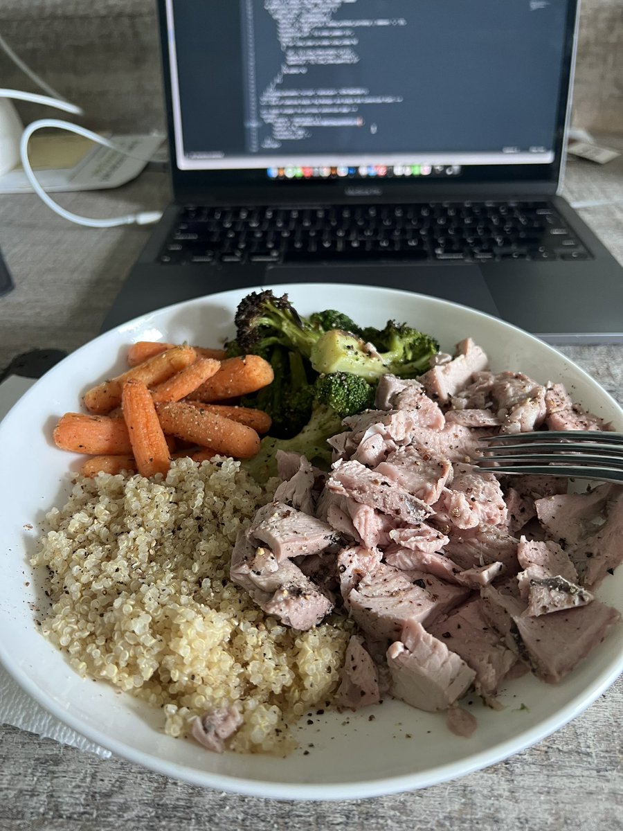 jaythornton000's tweet photo. Lunch on the cut doesn’t suck. #prepmeal #gonewild https://t.co/CQlhuDSGRC