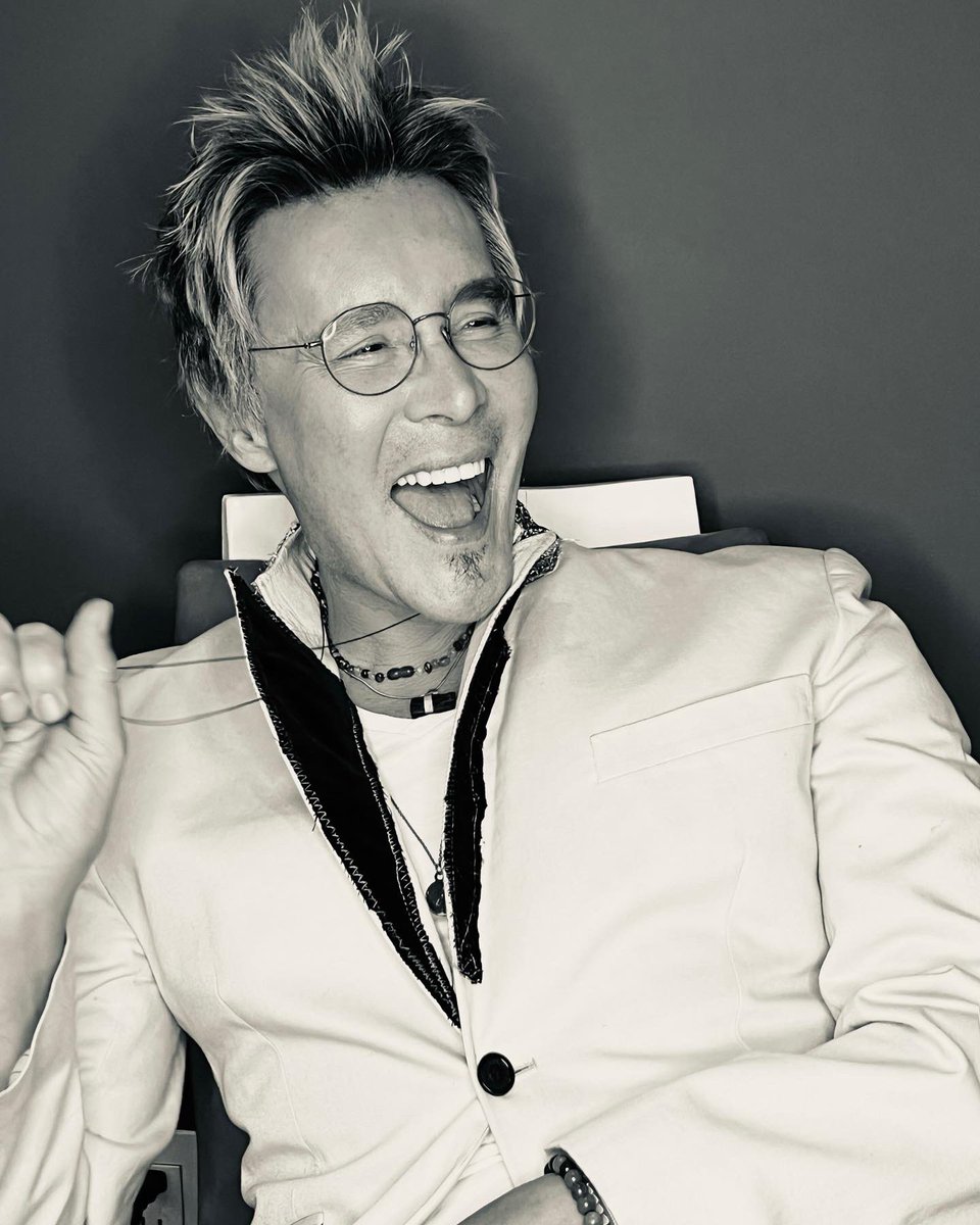 Una sonrisa significa mucho. Enriquece a quien la recibe; sin empobrecer a quien la ofrece. Dura un segundo pero su recuerdo, a veces, nunca se borra.