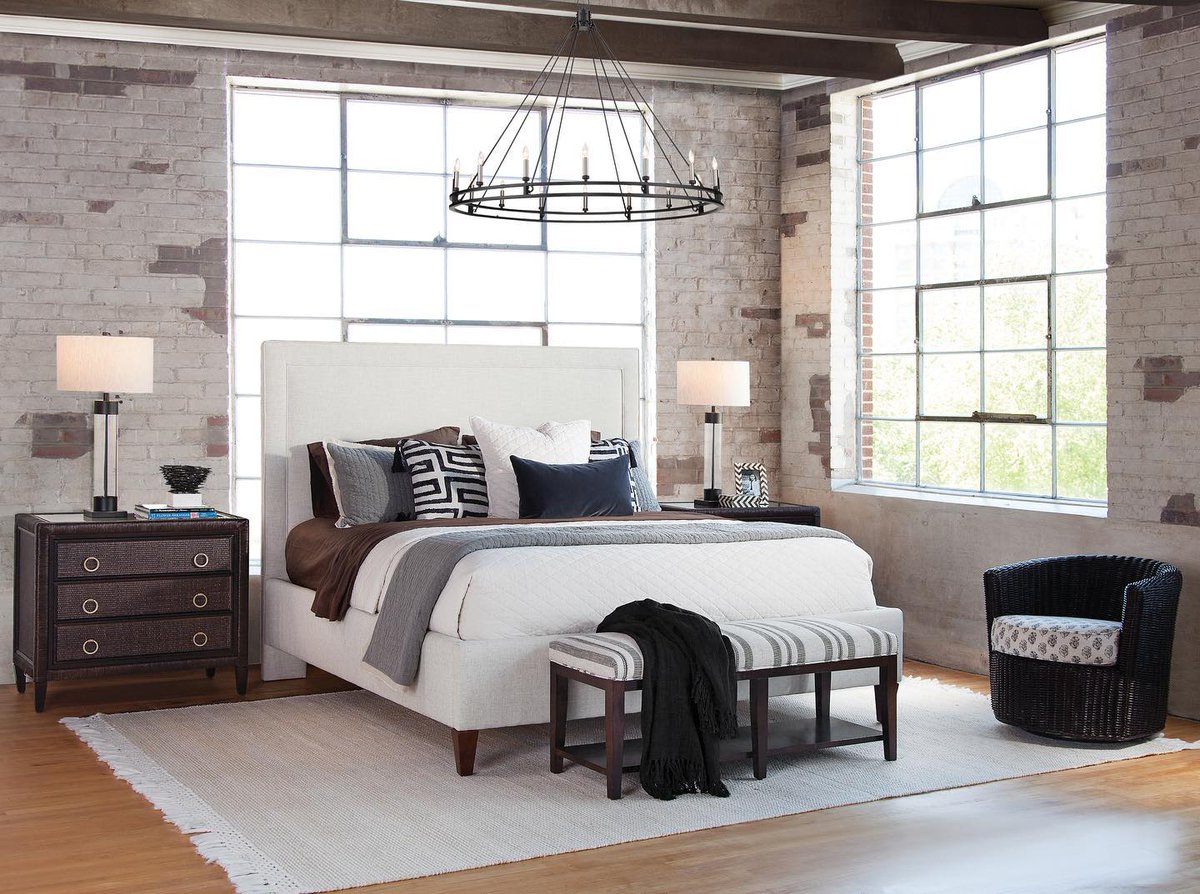 easterlycoleman's tweet image. The upholstered Emory bed by Braxton Culler pairs well with their Kessler Bed Bench.

#easterlycoleman #braxtonculler #transitionalstyle #bedroom