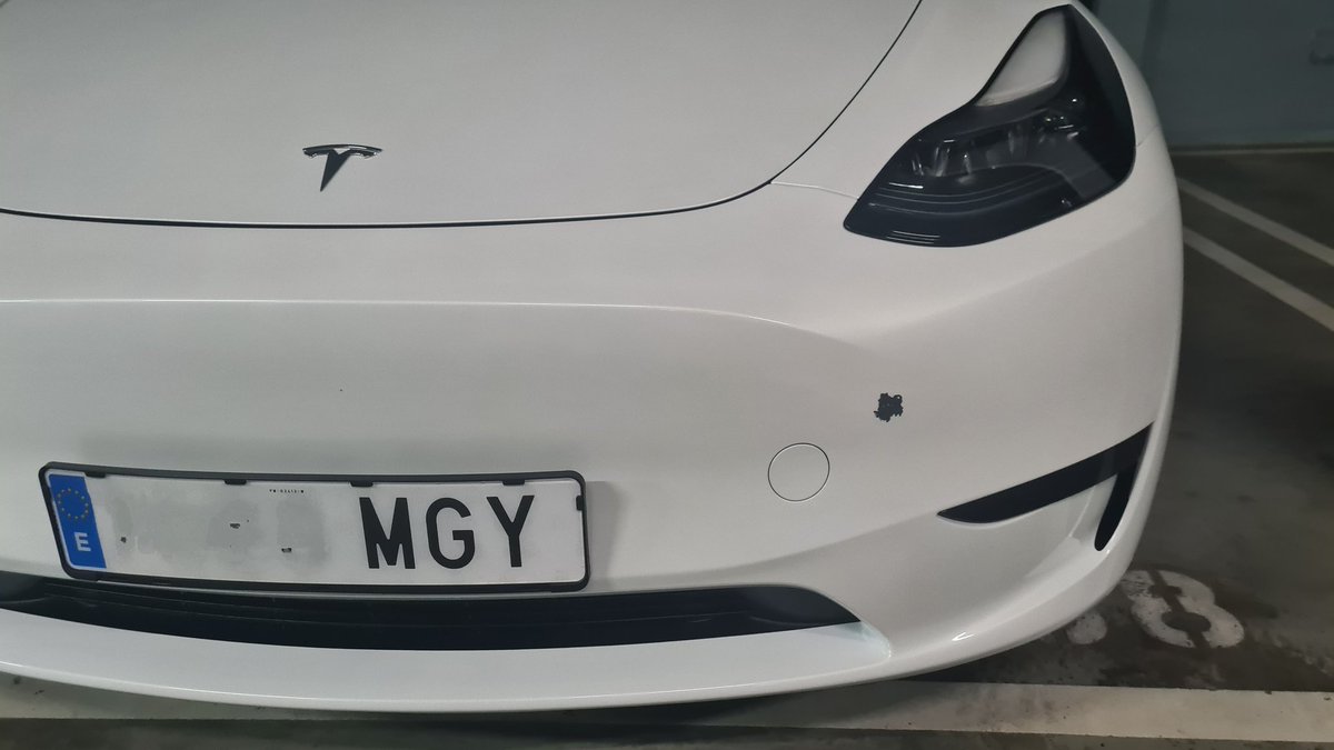 Hono74's tweet photo. @TodosElectricos ,@HacesVidal ,@JdeLorenz , @slcuervo Vosotros que tenéis más experiencia con @Tesla, ¿Es normal que a un coche con tres lavados (literales) y 3 meses se le levante la pintura de esta manera? He solicitado servicio y no me responden de momento. ¿Cómo actúo? https://t.co/LIgywwNa7Q