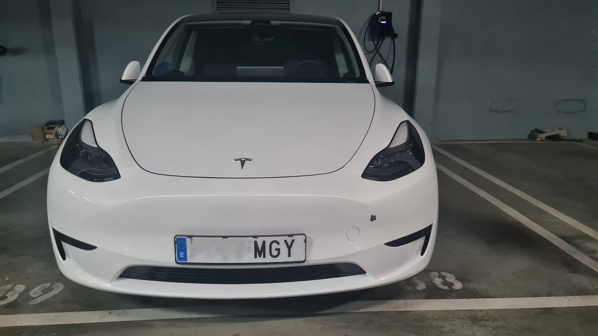 Hono74's tweet photo. @TodosElectricos ,@HacesVidal ,@JdeLorenz , @slcuervo Vosotros que tenéis más experiencia con @Tesla, ¿Es normal que a un coche con tres lavados (literales) y 3 meses se le levante la pintura de esta manera? He solicitado servicio y no me responden de momento. ¿Cómo actúo? https://t.co/LIgywwNa7Q