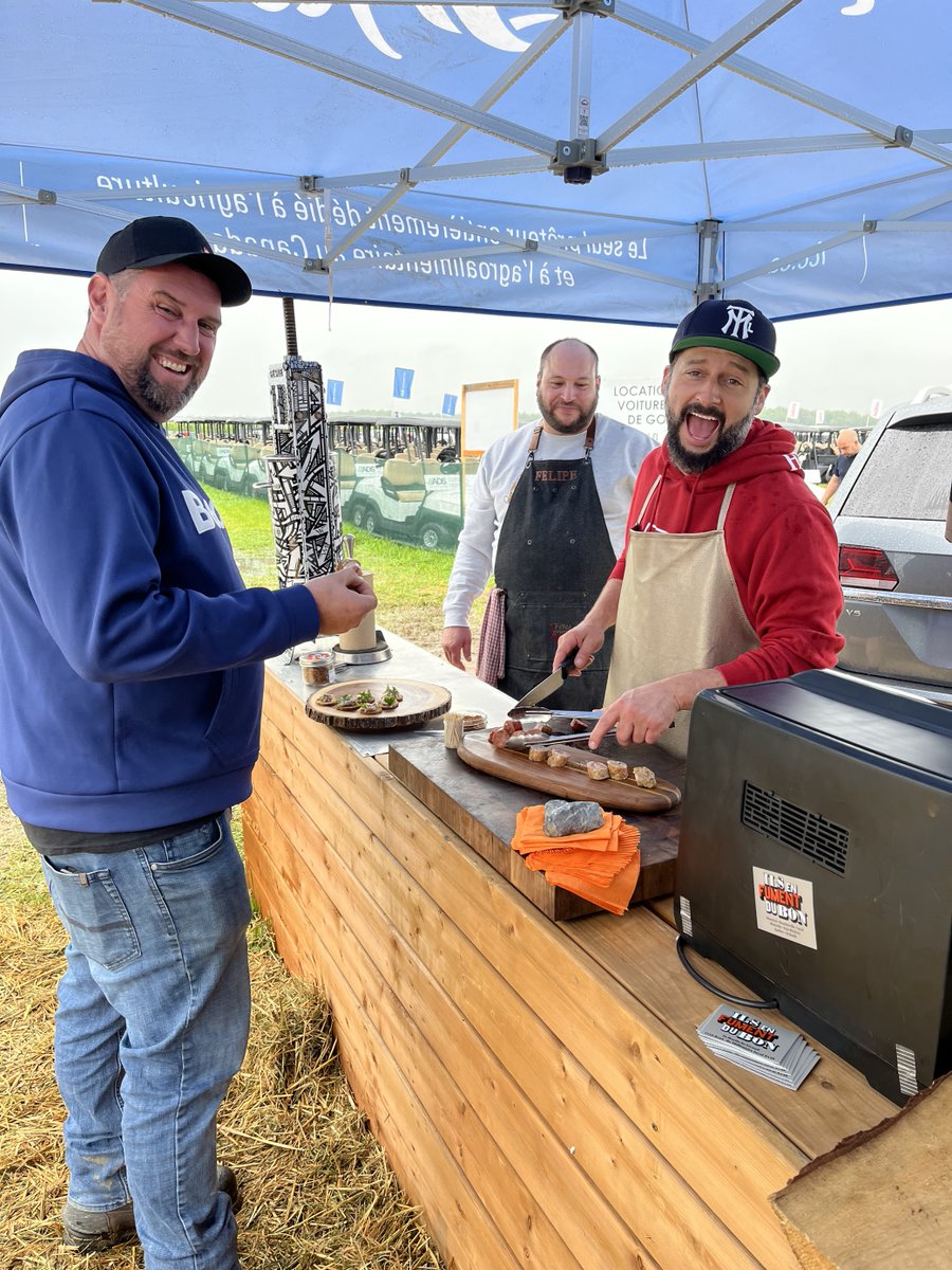 FACagriculture's tweet photo. Notre équipe est sur place en cette deuxième journée d’#ExpoChamps. Passez à notre stand pour nous dire bonjour, faire une démonstration des logiciels @FACAgExpert et déguster de délicieuses saucisses avec le célèbre chef Felipe St-Laurent! https://t.co/LFaavpZSCS