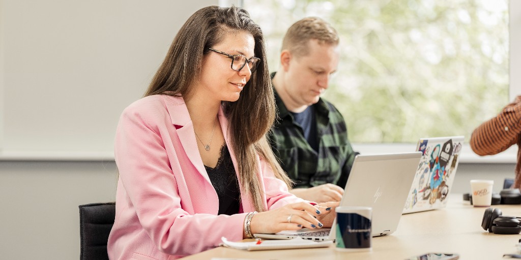 Ook bij OGD is het weer #Back2School met allerlei #opleidingstrajecten. 🧑‍🏫

Ontwikkel jezelf in 1️⃣ jaar tot de ultieme (systeem- of #cloud) beheerder. Of duik in #automation of #cybersecurity. 👩‍💻 

Klinkt goed? Kom werken bij de nr. 1 ict-werkgever! 🥇
werkenbij.ogd.nl