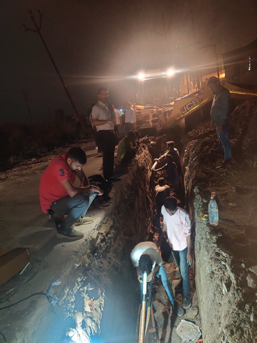 EXEN_MODINAGAR's tweet photo. IGL द्वारा खुदाई के दौरान भूमिगत 33 केवी XLPE क्षतिग्रस्त हो गई, जिससे विद्युत उपकेंद्र- गदाना टाऊन/ग्रामीण  की आपूर्ति बाधित है।आपूर्ति सुचारु किये जाने हेतु (कार्य प्रगति पर है) कृपया संयम बनाए रखें शीघ्र आपूर्ति सुचारू हो जाएगी। *असुविधा के लिए  खेद है।
@UPPCLLKO @MdPvvnl https://t.co/L4EJQbagQD