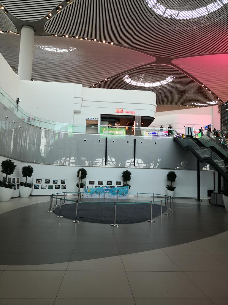 İstanbul Havaalanı  sadece yeme içme yerleri ve görkemli yapısıyla övünmemeli. Gördüğün bu alandaki güzelim kütüphane yanmış, bitmiş, kül olmuş (kaldırılmış) Yeri  bir utanç alanına dönüşmüş.. Bu hatadan vazgeçin. #istanbulhavalanı #kütüphanelergenelmüdürlüğü