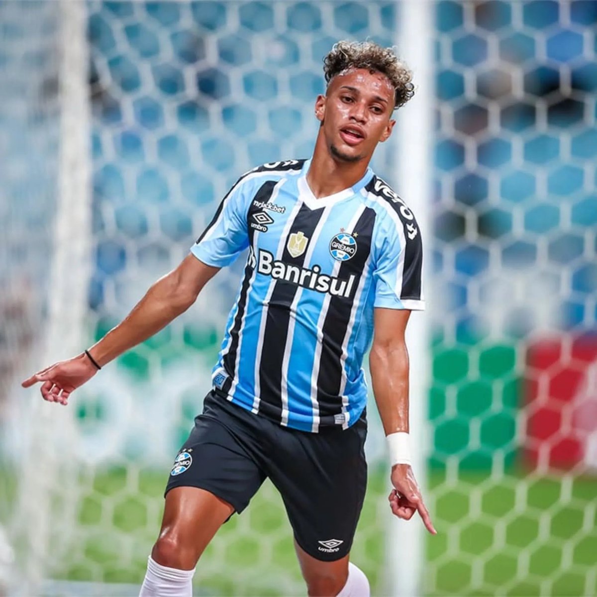 MykeRincon's tweet photo. 🚨 #FCPorto podría avanzar e iniciar coversaciones por #Bitello con #Gremio, que pide por lo menos 10M€ por el brasilero. ⏳🇧🇷🇵🇹 https://t.co/15jfcaSHNc