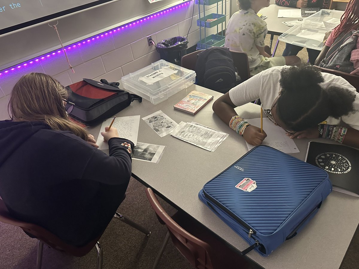 AlainaTayl0r's tweet photo. Doing some low stakes writing with pictures today in @msbernabe_tms ‘s class today!📝💭💡  #writinglife #creativewriting  #RELArocks @HumbleISD_TMS https://t.co/gRzxmuspDm