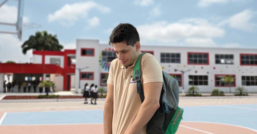 ChiguireBipolar's tweet photo. Mamá entra en pánico al ver que a su hijo no le queda el uniforme que compró en 2019 https://t.co/yykLMD4xik https://t.co/L4OcKX9Ftd