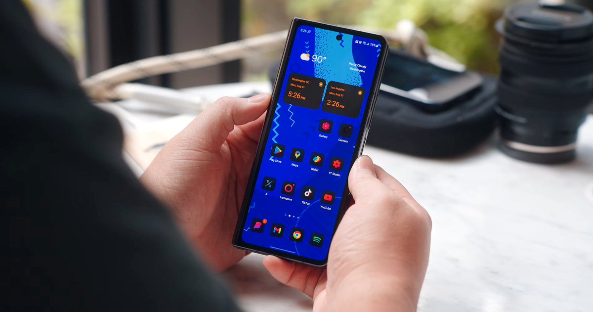 BackdropsApp's tweet photo. Feeling blue? We've got some backdrops for you. @HeyMarkL is flipping and folding with a duo of blue skidoo wallpapers that'll cheer you right up. 🔵 https://t.co/kJ464OK6GE