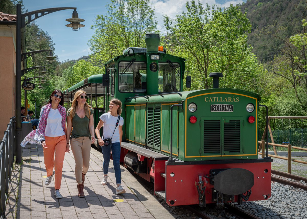 turistren_fgc's tweet photo. ✍️ Al nostre blog ja pots llegir l'experiència completa del #TrenDelCiment
🚂 Un trajecte des del Modernisme de Gaudí 🌴 fins a la història industrial del #Berguedà ⛑ que circularà tots els caps de setmana fins a l'1 de novembre!
📲 https://t.co/6wHpmA0RUD https://t.co/A9p0wvobtn